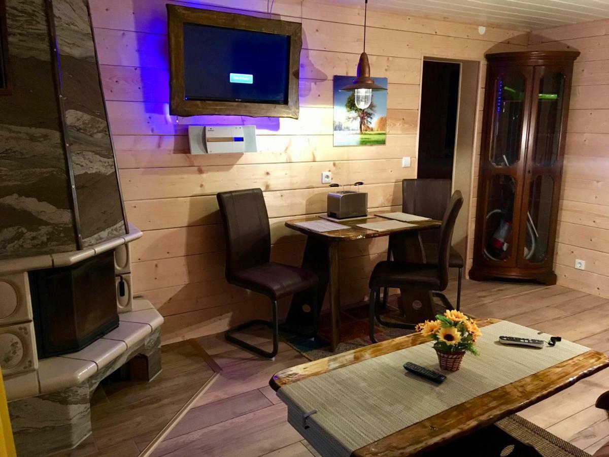 Holzhaus Trollbluemchen Am Wald Und See นอยรุพพิน ภายนอก รูปภาพ