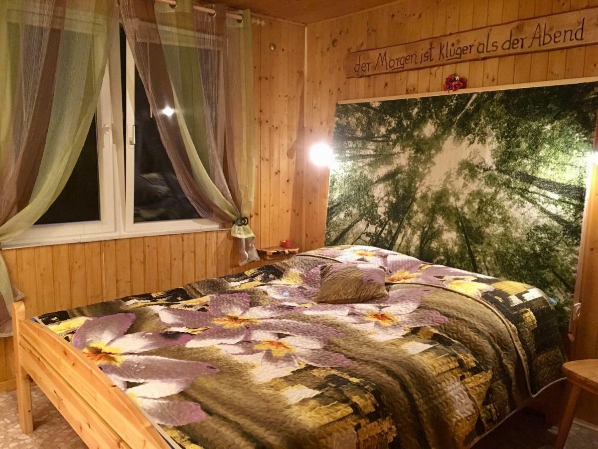 Holzhaus Trollbluemchen Am Wald Und See นอยรุพพิน ภายนอก รูปภาพ